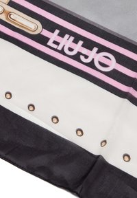 Bufanda de seda con rayas en gris, blanco y negro, con un logo "LIU.JO" en rosa y acentos redondos en tono dorado en el borde.