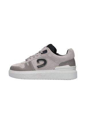 Grijs-witte lage sneaker met suède en leren accenten, zwarte mesh tong en zwart "D"-logo aan de zijkant met de tekst "Cruyff".