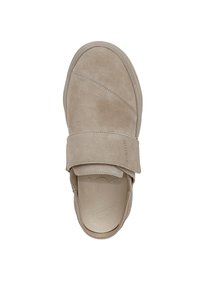 Chaussure slip-on en suede beige avec un bout arrondi, large sangle sur le dessus et semelle en caoutchouc texturé, présentant un logo discret sur la semelle intérieure.