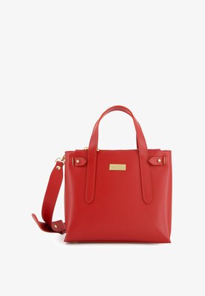 Sac à main en cuir rouge avec deux poignées supérieures, bandoulière amovible, quincaillerie dorée et finition texturée ; présente un logo de marque bien en vue.