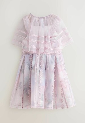 Világos rózsaszín réteges ruha áttetsző felsőrésszel, virágmintákkal, hímzett díszítésekkel és szalagdíszítéssel a szegélyen és az ujjakon.