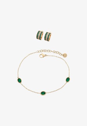 Arany karkötő három zöld ovális drágakővel és hozzá illő arany fülbevalók zöld és tiszta kövekkel, sorokban elrendezve.