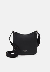 Sort læder crossbody taske med en tekstureret overflade, buet form, justerbar rem og guldfarvet logo detaljer foran.