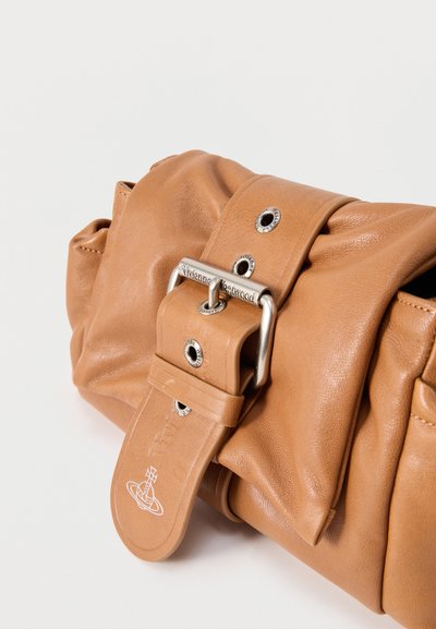 Bolso de mano de cuero marrón claro con una correa ancha con hebilla grande que presenta ojales metálicos y el logo grabado de Vivienne Westwood.