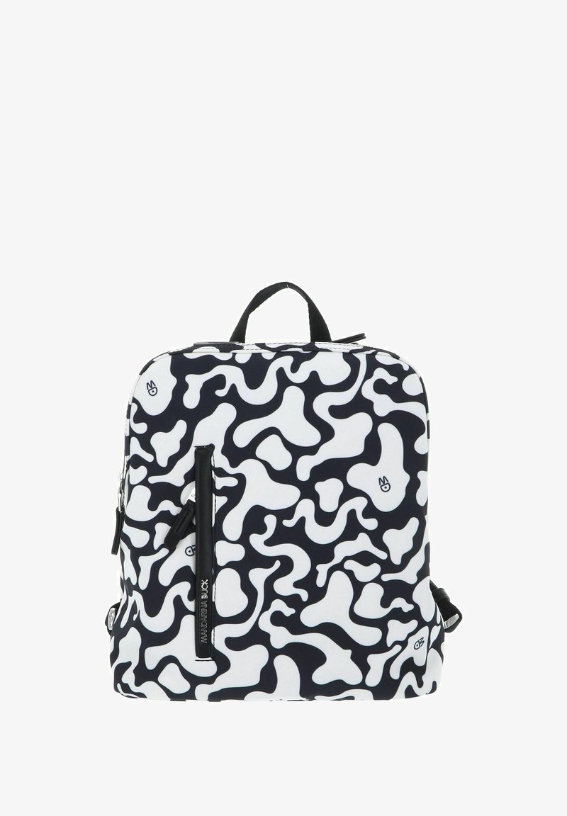 Sac à dos avec un motif abstrait noir et blanc, fabriqué en tissu durable, avec une poignée supérieure et une poche zippée à l'avant.