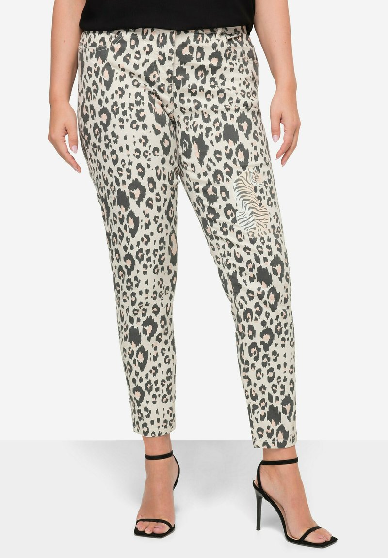 Pantalons à imprimé léopard en tissu léger, avec une taille élastique, coupe slim et poches latérales. Accentué d'un détail à rayures zèbre.
