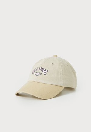 Gorra beige de algodón con visera curvada. Presenta texto bordado en rosa en la parte delantera, con una tela texturizada y un botón en la parte superior.