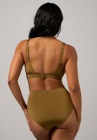 Olivgrön tvådelad bikiniuppsättning med en bralette-top med justerbara banden och hög midja, som visar en slät, matt yta.