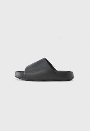 Zwarte Nike slide-sandaal met een dikke zool en een brede band met een klein Swoosh-logo aan de zijkant.