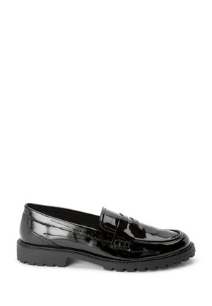 Mocassins en cuir verni noir avec une semelle en caoutchouc noire épaisse, présentant un design cousu sur la tige et une bande à l'avant.