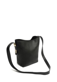 Borsa a tracolla in pelle nera con una forma morbida e strutturata. Presenta una lunga tracolla e dettagli in oro sui lati. Texture liscia.