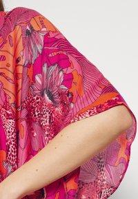Skaidra kimono ar dzīvotspējīgiem rozā un oranžiem ziedu motīviem, ar brīviem piedurknēm un teksturētu audumu. Akcenti ietver abstraktus lapu dizainus.