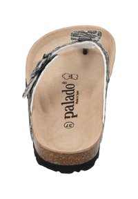 Schwarz-weiße gemusterte Flip-Flops mit Korksohle, ausgestattet mit einem strukturierten Fußbett und einem verstellbaren Riemen mit Hardware-Details.