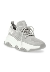 Sneaker grigia con parte superiore in rete e suola bianca. Caratteristiche include punta arrotondata, dettagli testurizzati, lacci e un'anello sul tallone per facilitare la calzata.