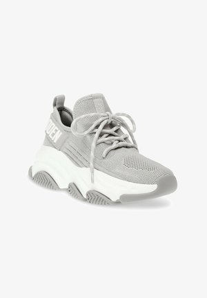 Sneaker grigia con parte superiore in rete e suola bianca. Caratteristiche include punta arrotondata, dettagli testurizzati, lacci e un'anello sul tallone per facilitare la calzata.