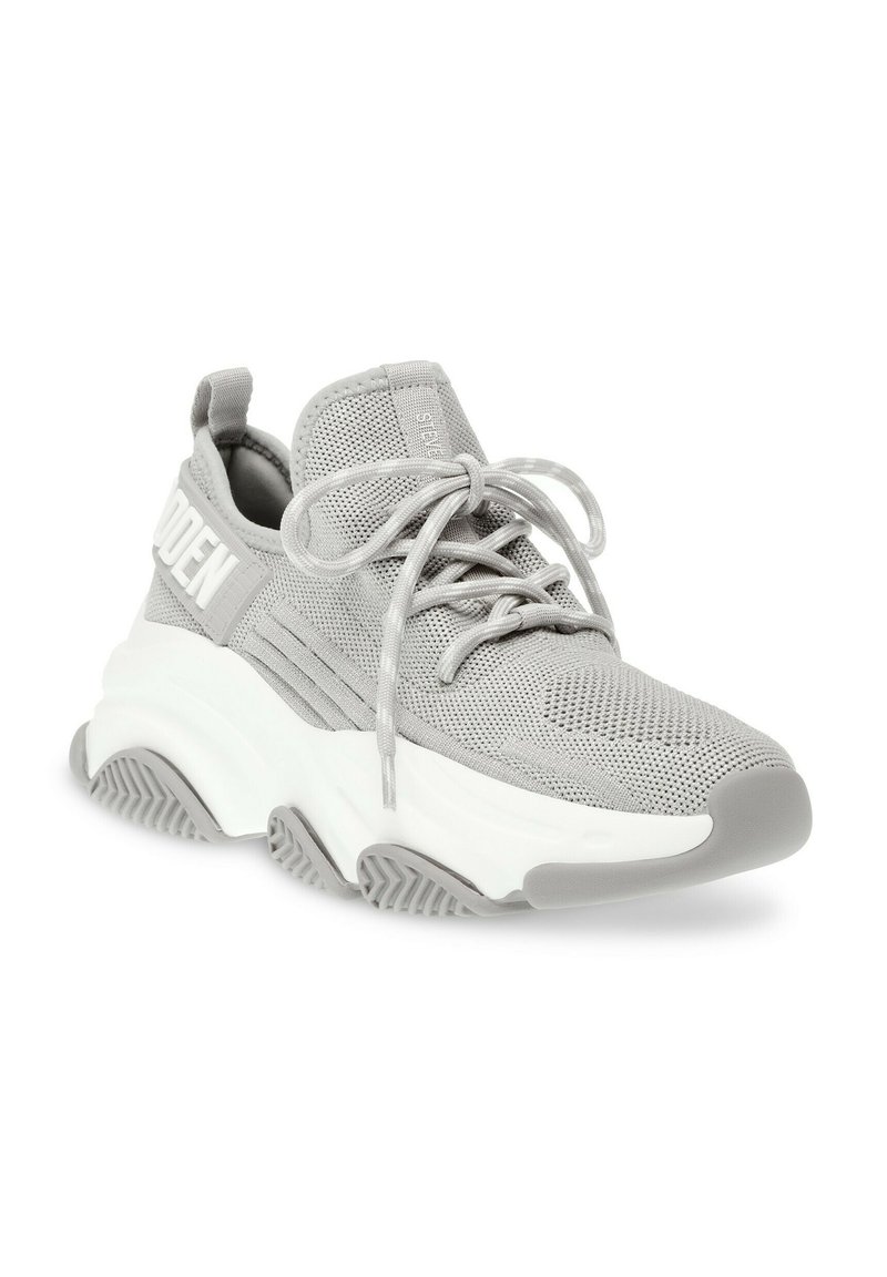 Sneaker grigia con parte superiore in rete e suola bianca. Caratteristiche include punta arrotondata, dettagli testurizzati, lacci e un'anello sul tallone per facilitare la calzata.