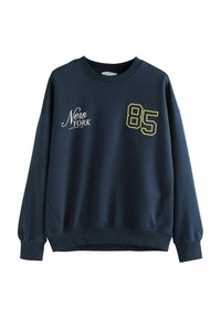 Sweatshirt bleu marine avec "New York Manhattan 1985" imprimé en blanc sur la poitrine gauche et le numéro "85" en contour jaune sur la poitrine droite.