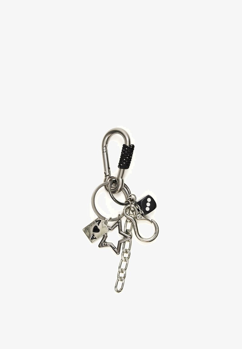 Porte-clés en métal avec mousqueton, breloque en forme de carte à jouer, breloque en forme d'étoile, dé, et petits maillons de chaîne sur fond blanc.