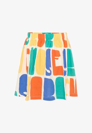 Multicolor elastische taillerok met abstracte blokpatronen in oranje, geel, blauw, groen en wit op een geplooide stof.