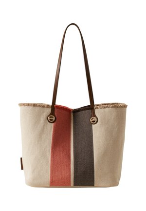 Borsa tote beige intrecciata con strisce verticali rosse e marrone scuro, manici in pelle marrone e dettagli in metallo dorato a forma circolare.