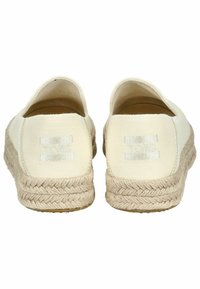 Witte canvas espadrilles met een geweven jute zool, voorzien van een subtiele reliëflogo op de hiel. Ontworpen met een gesloten achterkant en een ronde neus.