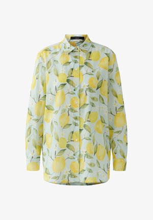 Langärmliges Hemd zum Knöpfen mit gelbem Zitronen- und grünem Blattmuster auf hellblauem Hintergrund.