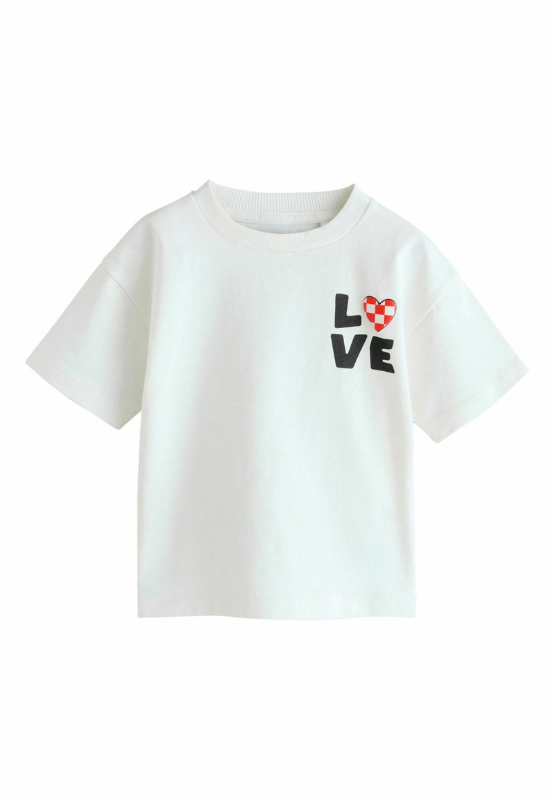 Bela majica s kratkimi rokavi, ki prikazuje besedo "LOVE" v črnem tisku in rdeče srce s karirastim vzorcem na levi strani.