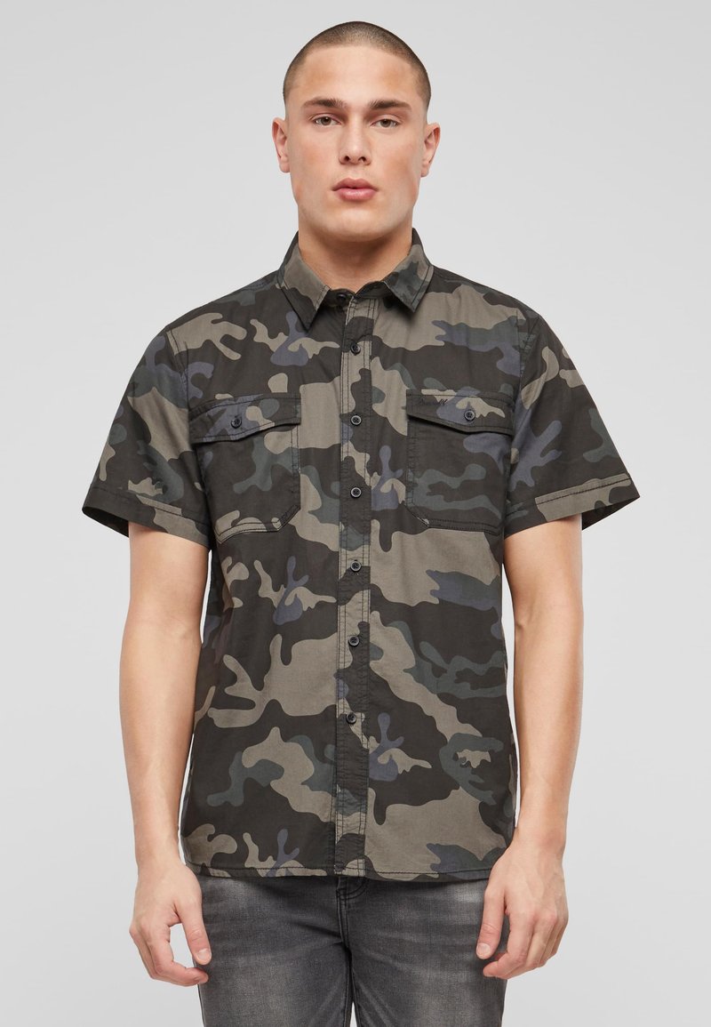 Krátky rukáv, maskáčová košeľa v odtieňoch zelenej, čiernej a modrej; má dve náprsné vrecká a zapínanie na gombíky; materiál z bavlneného zmesi.