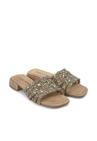 Beige schuifsandalen met een textuur van suede, versierd met sprankelende rhinestones op brede banden, met een lage vierkante hak.
