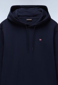 Marineblauer Hoodie mit Kordelzug, weicher Stoffstruktur und kleinem, aufgesticktem Nordik-Flaggen-Detail auf der Brust.