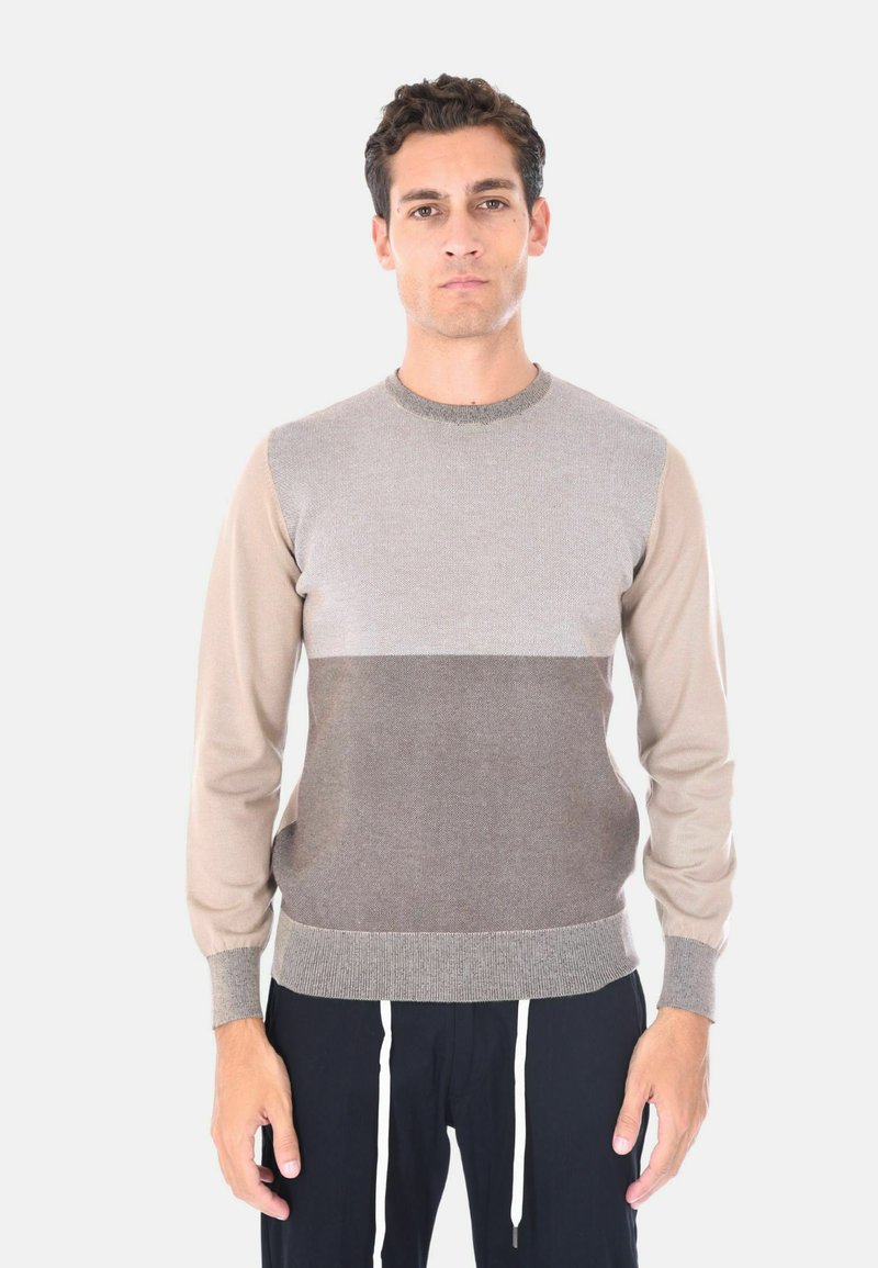 Maglione lavorato a maglia con collo tondo, caratterizzato da strisce orizzontali grigio chiaro, beige e grigio scuro. Texture morbida, maniche lunghe, polsini a coste.
