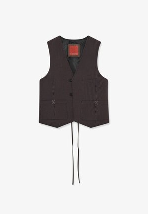 Ciemna kamizelka w prążki z dwoma przednimi kieszeniami, dwoma guzikami oraz długimi materiałowymi trokami zwisającymi z dolnego środka.