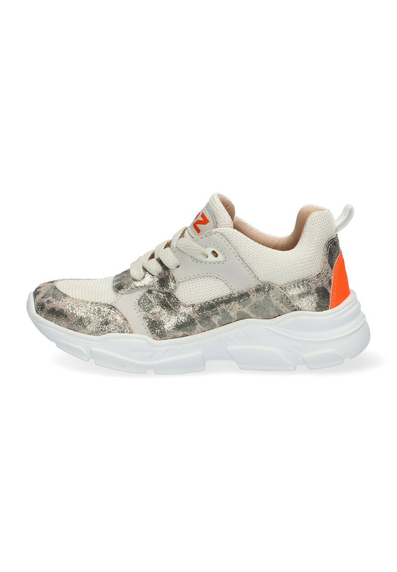 Lichte sneakers met een beige en grijs camouflagepatroon, een textuurstof, een witte zool en een feloranje accent op de hiel.
