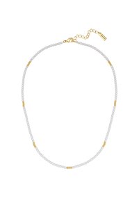 Collana di perle bianche con accenti dorati, caratterizzata da piccoli distanziatori dorati e una chiusura a gancio con una catena regolabile per la lunghezza.