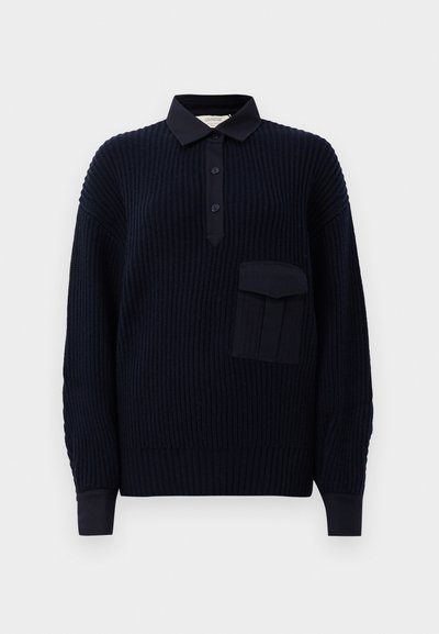 Tumesinine kootud pullover ribakudumisega, kaelusega, kolme nupuga ja rinnataskuga. Pikad varrukad kitsaste mansettidega.