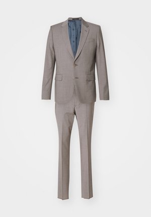 Jasnoszary garnitur dopasowany, z klapami w kształcie notcha, z pojedynczym zapięciem na guzik oraz niebieską podszewką w kropki. W komplecie klasyczne spodnie proste.