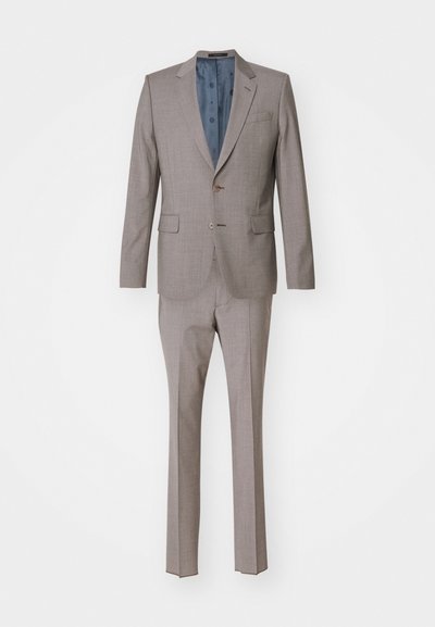 Ανοιχτό γκρι κομμένο κοστούμι με γιακά με αυλάκωση, κλείσιμο με έναν μόνο κουμπί και μπλε εσωτερική επένδυση με πιτσιλιές. Συμπεριλαμβάνονται παντελόνια ίσιας γραμμής.