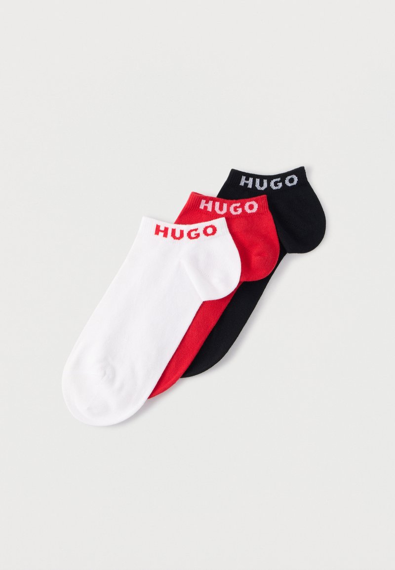 Kolme paria nilkkasukkaa väreissä valkoinen, punainen ja musta, joissa "HUGO"-logo kontrastivärein varren kohdalla. Valmistettu pehmeästä kankaasta.
