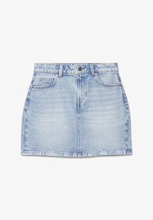 Minigonna in denim azzurro chiaro con bottoni frontali, passanti per cintura, due tasche anteriori e effetto scolorito su sfondo bianco.