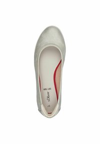Ballerines légères en argent avec un dessus texturé, bout rond, semelle en mousse douce et accents rouges sur le côté interne. Marque imprimée à l'intérieur.