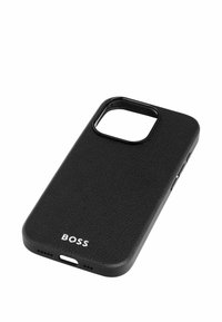 Custodia nera per smartphone con finitura testurizzata, ritaglio per la fotocamera, aperture per le porte e logo nella parte inferiore. Bordo liscio e superficie opaca.