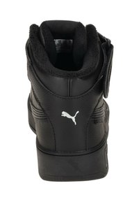 Svarta högskor med texturerat läder, vadderad krage och kardborreband; har vitt logotyp och en stabil gummisula.