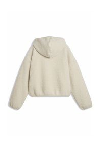 Gekürzter Cremepullover aus flauschigem Fleece-Material, mit einer runden Kapuze, langen Ärmeln und einem enganliegenden Bund. Die gesamte Textur ist weich.