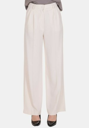 Pantaloni a gamba larga realizzati in tessuto leggero di colore crema chiaro, con pieghe frontali, chiusura con bottone e passanti per cintura.