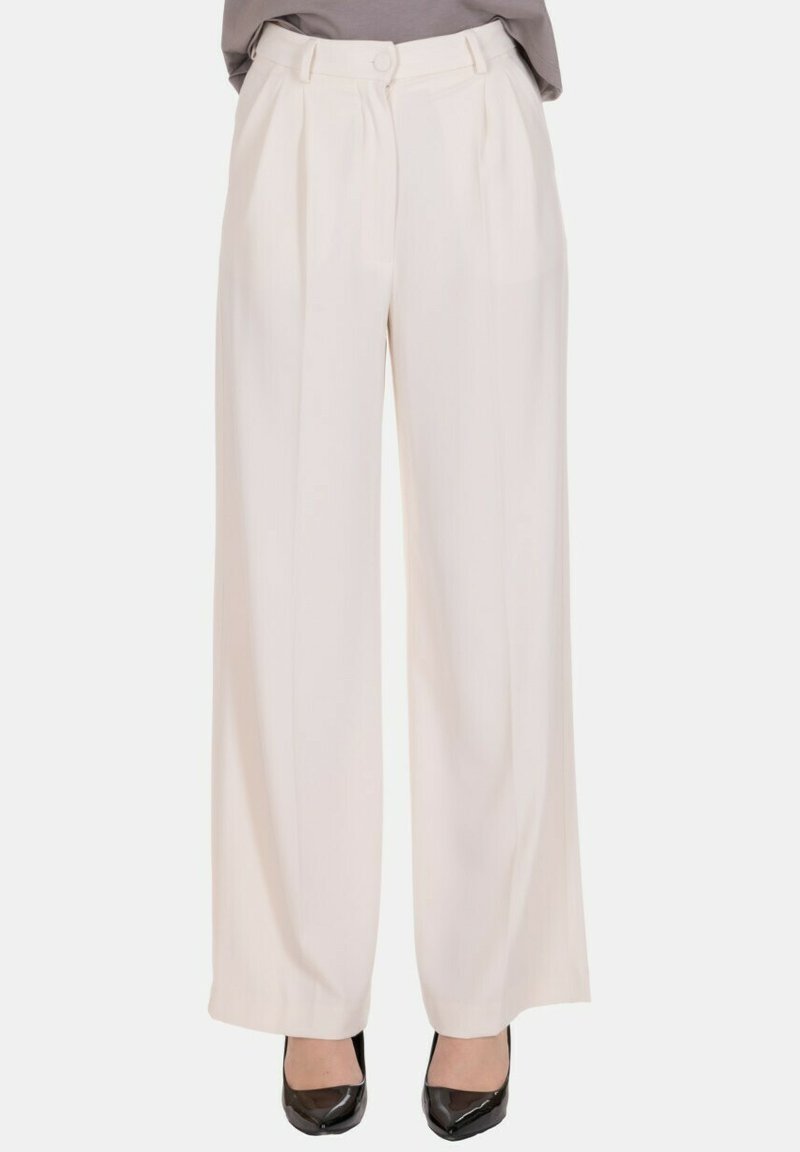 Pantaloni a gamba larga realizzati in tessuto leggero di colore crema chiaro, con pieghe frontali, chiusura con bottone e passanti per cintura.