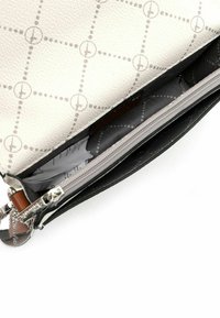 Bílá kožená taška s geometrickým vzorem a šedým vnitřním podšíváním. Obsahuje zipovou kapsu a stříbrné kovové doplňky.