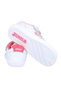 Zapatillas blancas con acentos rosas, correas grises y una suela texturizada. Presenta el logo "Joma" en rosa en el lateral y en el talón.