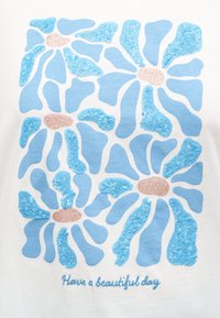 Μπλε αφηρημένα λουλουδένια σχήματα με ροζ κέντρα και παγιέτες, πάνω από μπλε καλλιγραφικό κείμενο που λέει «Να έχεις μια όμορφη μέρα» σε λευκό φόντο.