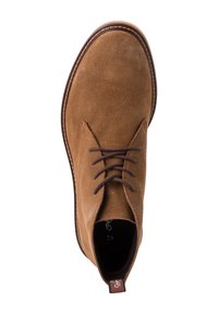 Bottine en daim marron à lacets avec un bout rond, des coutures contrastantes et un petit talon. Présente une semelle plate et texturée ainsi qu'une étiquette en cuir.