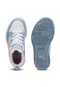 Sneakers con tomaia in pelle bianca, accenti in suede blu chiaro e dettagli rosa. Presentano un design perforato, lacci bianchi e suola testurizzata.